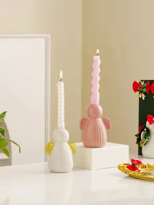 Vue détaillée du bougeoir ange en céramique, décoration de table de mariage minimaliste.