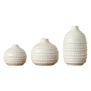 Ensemble de vases en céramique blanche nordique texturée perlée, élégant décor de salon table.