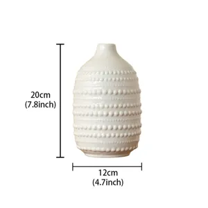 Vase en céramique blanche nordique avec texture perlée, élégant décor de table.
