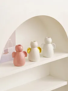 Détail de bougeoir ange en céramique minimaliste montrant une belle décoration de table