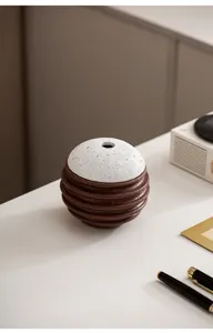 Nahaufnahme eines modernen Keramik Räuchergefässes mit kugeligem Design und Struktur.