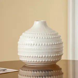 Vue détaillée du vase en céramique blanche avec texture perlée exquise, élégante et chic.