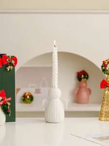 Bougeoir ange en ceramique blanche avec bougie torse pour une belle decoration de table.
