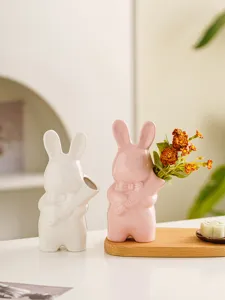 Primer plano detallado de encantadores floreros de cerámica con forma de conejo.