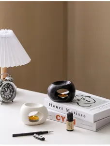 Bruciatore di oli essenziali in ceramica portacandela dettaglio bella scena di interno
