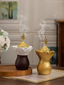 Détail de brûleur d'encens en résine orientale, porte-encens créatif avec couvercle doré élégant.