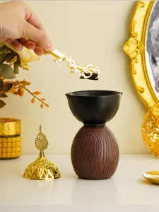 Inciensario creativo moderno con cuenco de hoja y base de grano de madera para decoracion arabe.