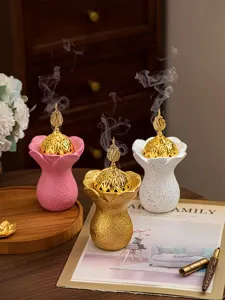 Brûleur d'encens en résine du Moyen-Orient avec couvercle doré, porte-encens conique.