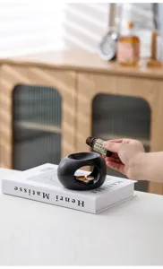 Bruciatore di oli essenziali in ceramica minimalista moderno per meditazione e yoga.