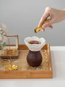 Vue détaillée d'un brûleur d'encens en résine créatif moderne de style moyen-oriental avec un art fin.