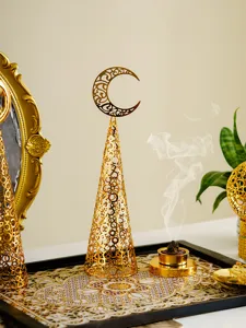 Gedetailleerd overzicht van de gouden holle metalen wierookbrander met halve maan.