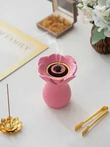 Brûleur d'encens en résine rose en forme de fleur créative, élégant décor d'aromathérapie.
