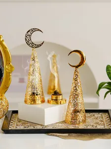Detailopname van gouden holle metalen wierookbrander met maan- en kegelontwerp voor Arabisch.