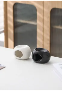 Vista dettagliata di moderni bruciatori di aromi in ceramica nei colori bianco e nero.