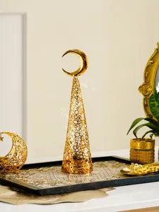 Gedetailleerde close-up van een gouden holle metalen wierookbrander met maan-decor.