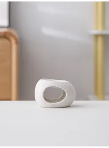 Dettaglio bruciatore di oli essenziali in ceramica, portacandela aroma bianco.