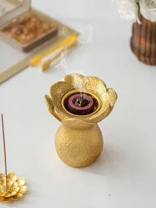 Vue détaillée du brûleur d'encens créatif moderne en résine dorée, doté d'un design floral élégant.