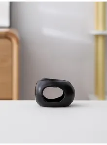 Bruciatore di olio essenziale in ceramica nera minimalista, dettaglio portacandele aroma.