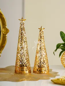 Gedetailleerde opname van gouden holle metalen wierookbranders in kegelvorm met ster.
