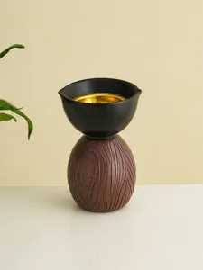 Quemador de incienso aromático creativo moderno vista detallada con base de madera y bol.
