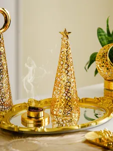 Prachtig detail van gouden holle metalen wierookbrander set, Midden-Oosterse desktop decor.