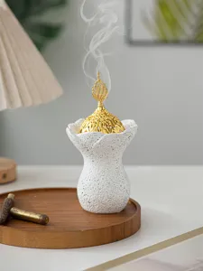 Brûleur d'encens moderne en résine du Moyen-Orient pour encens en cône et aromathérapie.
