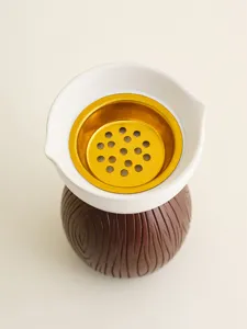 Primer plano detallado del moderno quemador de incienso de madera con filtro dorado.