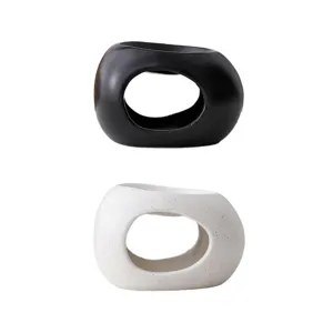 Dettaglio bruciatore essenze in ceramica, design minimalista a ciottolo, decorazione casa.