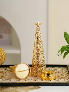 Gouden holle metalen wierookbrander detailweergave, Arabische aroma kaarsenhouder decor.