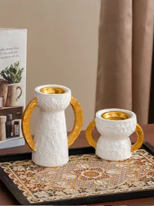 Primo piano dettagliato di bruciatore d'incenso arabo bianco e oro, elegante decorazione da tavola.
