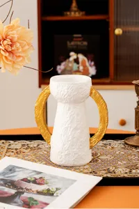 Portacandele in resina bianca con doppi manici dorati, elegante decorazione per la casa.