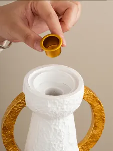 Vista dettagliata dell'incensiere arabo con orecchie dorate e tazza per decorazione domestica.
