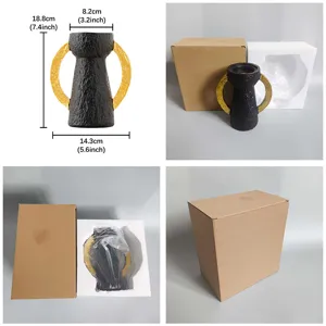 Portacandele in resina con doppia maniglia dorata, vaso nero strutturato per decorazioni.