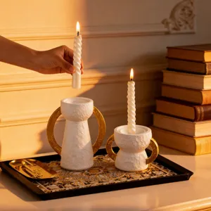 Set di portacandele in resina dorata con candele a spirale per elegante decorazione da tavola.