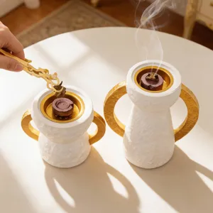 Squisito bruciatore d'incenso in stile arabo con orecchie d'oro per decorazioni domestiche.