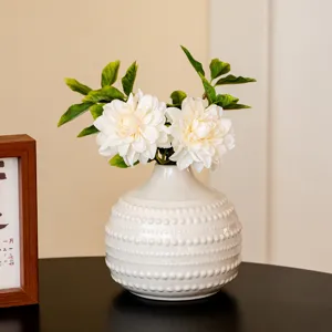 Vase en céramique blanche nordique texturé, belle décoration de table pour la maison.