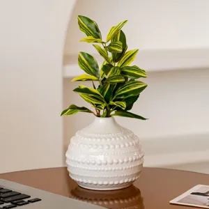 Vase en céramique blanche nordique avec détails perlés, charmant décor de table.