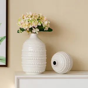 Ensemble de vases en céramique blanche nordique pour décoration d'intérieur, vases modernes texturés.