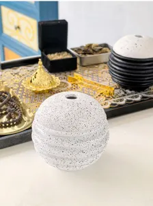 Modernes kreatives kugelförmiges Räuchergefäß Detail, weißes Design für Aromatherapie.