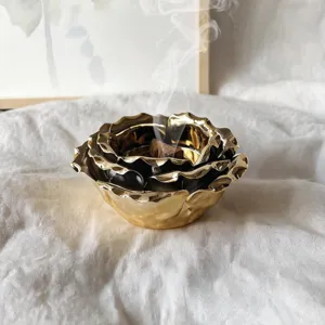 Brûle-parfum en ceramique dore en forme de lotus, elegant bruleur d encens pour la maison.