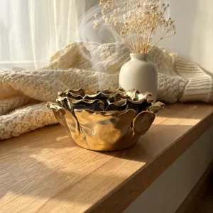 Bruleur d'encens en ceramique dore lotus, design floral elegant pour decoration interieure.
