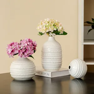Vase en céramique blanche nordique avec texture perlée pour décoration de maison.