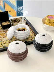 Moderner kreativer Kugel-Weihrauchbrenner aus Keramik mit Honigwaben-Design für Zuhause.