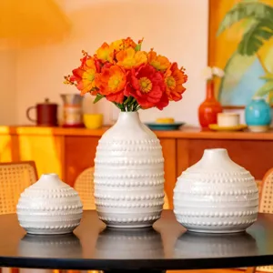 Ensemble de vases en céramique nordique avec pois texturés, superbe décoration de table chic.
