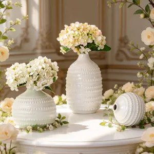 Vase en céramique blanche nordique avec des pois en relief pour la décoration de table salon.