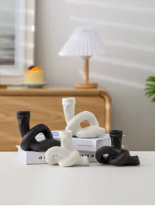 Gros plan sur des bougeoirs en céramique nouée artistiques en noir et blanc pour la décoration.