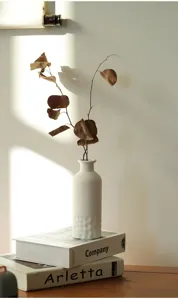 Vase en céramique blanche minimaliste moderne nordique détail, arrangement floral élégant.