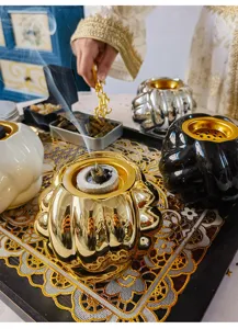 Nordischer Keramik Weihrauchbrenner Detail mit geripptem Design und brennendem Kegel.