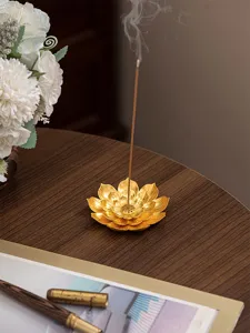 Vista dettagliata del bruciatore di incenso in metallo loto dorato, decorazione da tavolo moderna.
