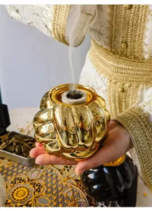 Goldener Keramik Weihrauchbrenner Detail mit glatter Kürbisrippen Textur für Aroma.